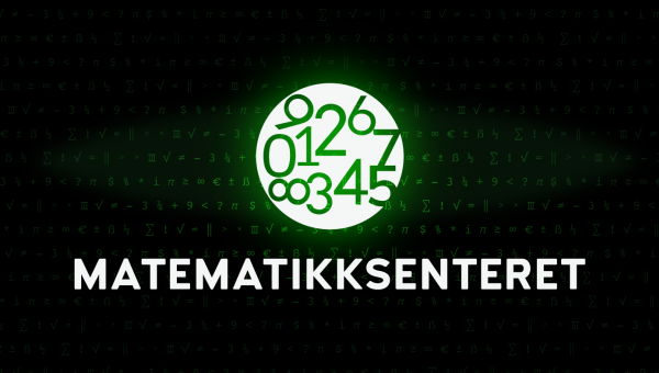 Hvit Matematikksenteret-logo på svart bakgrunn. Gjennom bakgrunnen skinner det grønne matematiske symboler som minner om Matrix-kode.