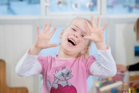 Jente på ca. fem år som holder opp hendene for å telle på fingrene