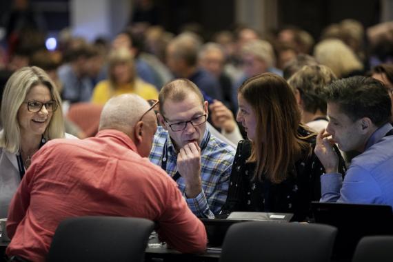 Illustrsjonsbilde av folk som deltar på en konferanse