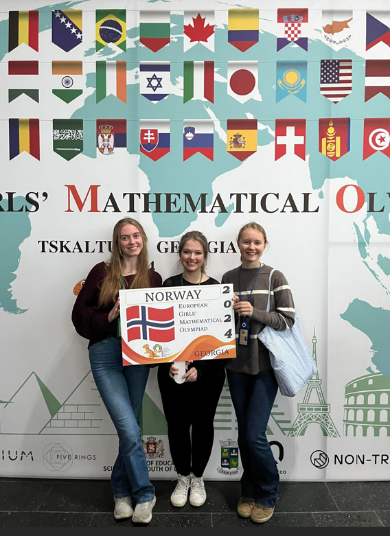 Deltagere EGMO 2024: Lovise Foss Linnestad, Yuliya Zabelina og Victoria Lund Søraas